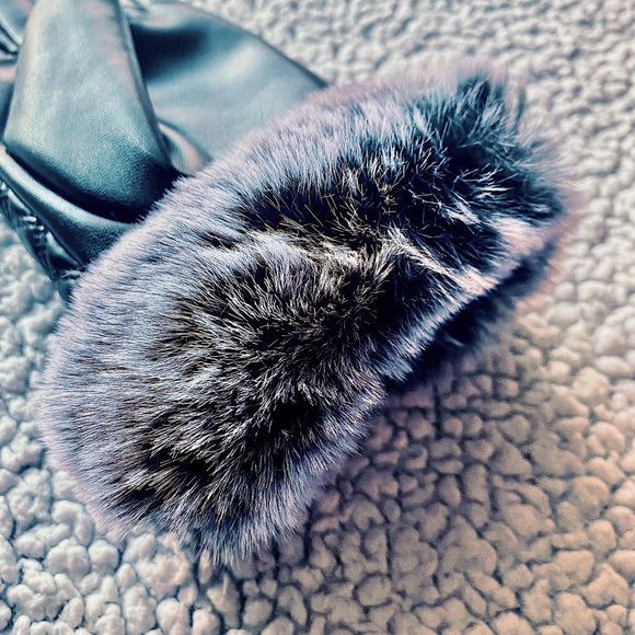 Luxurious Fur Pom Leather Gloves - Picture 3 of 3